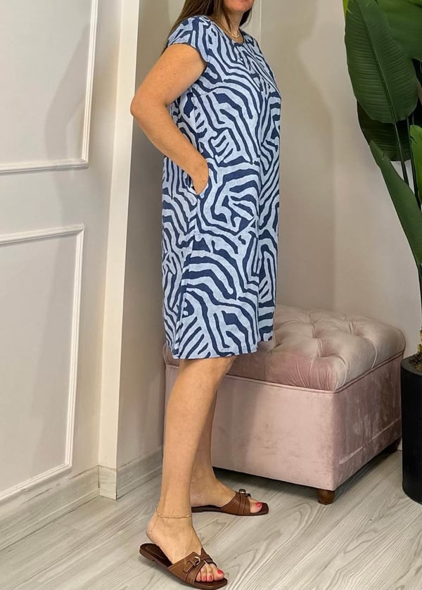 Luftiges Sommerkleid | Gerader Schnitt | Dezentes Muster