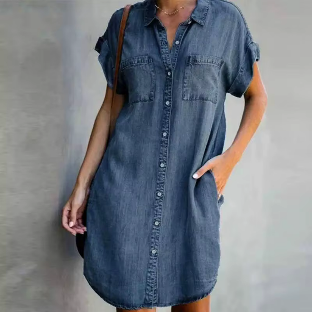 VALÉNA – DAS JEANS-HEMDKLEID MIT KNOPFLEISTE FÜR LÄSSIGE ELEGANZ UNTERWEGS