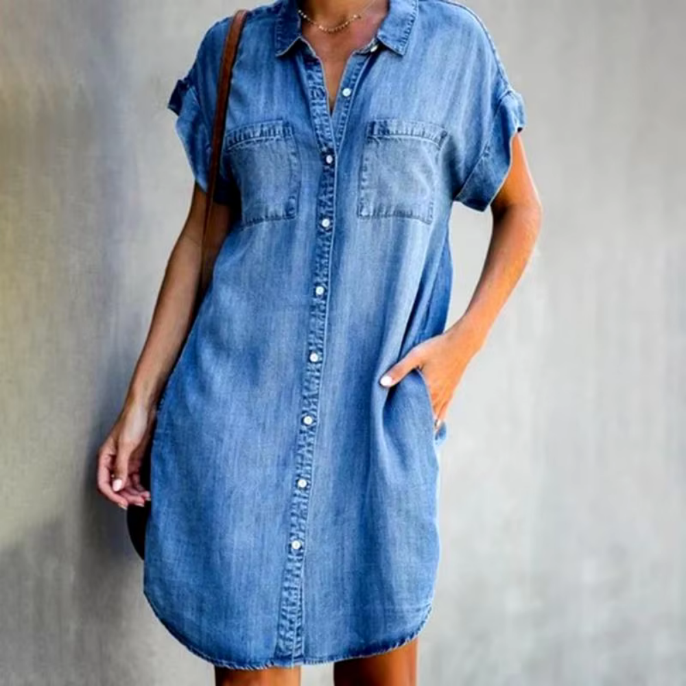 VALÉNA – DAS JEANS-HEMDKLEID MIT KNOPFLEISTE FÜR LÄSSIGE ELEGANZ UNTERWEGS