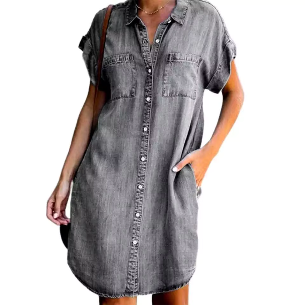 VALÉNA – DAS JEANS-HEMDKLEID MIT KNOPFLEISTE FÜR LÄSSIGE ELEGANZ UNTERWEGS