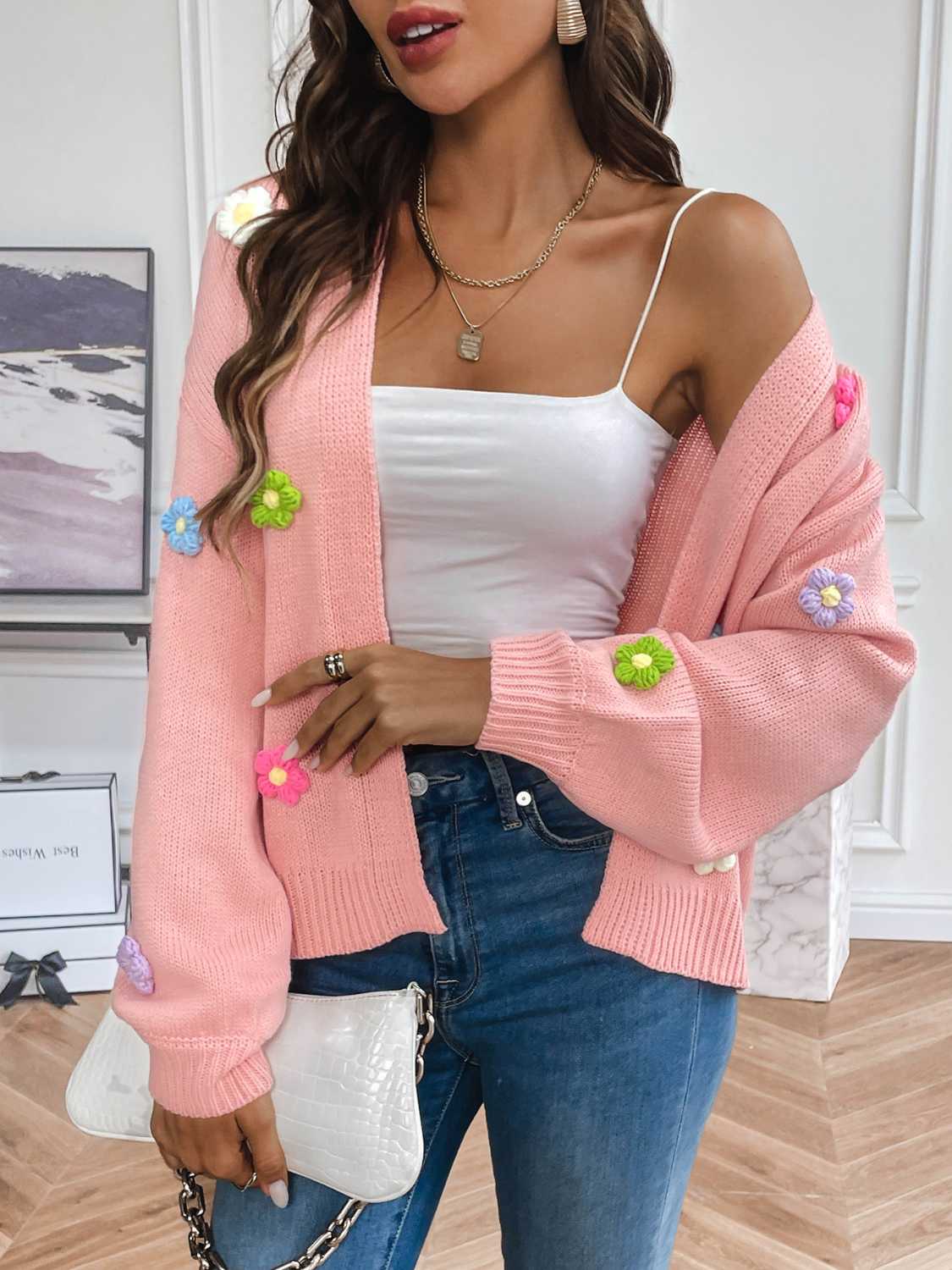 Strickjacke mit Blumen | Femininer Touch | Lässiger Chic