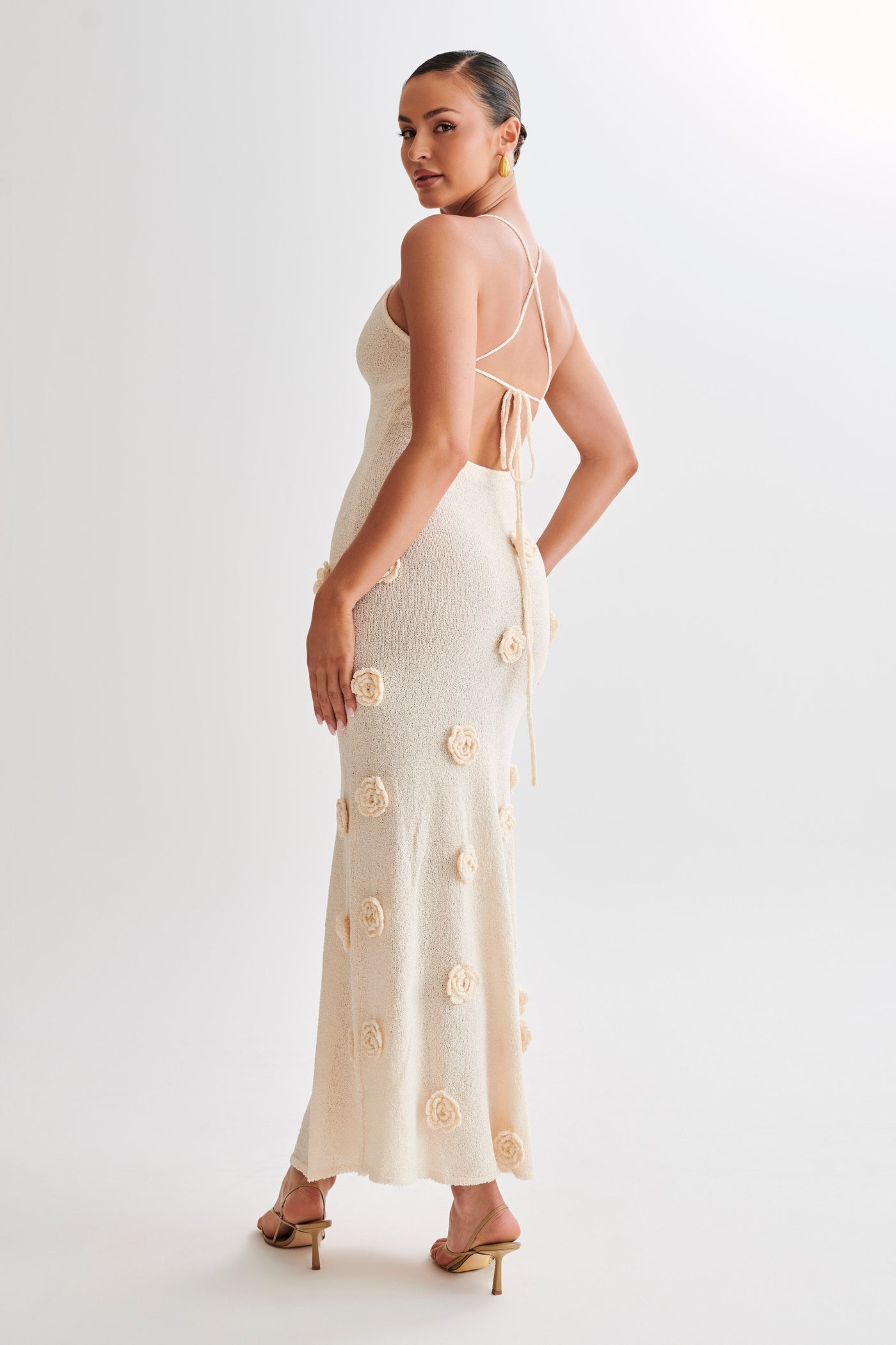 Strickkleid mit Spaghettiträgern | 3D-Blumen-Akzente | Feminin & Ausdrucksstark