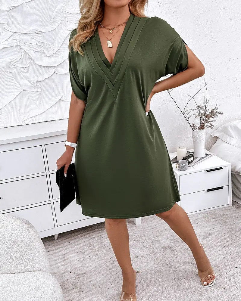 Valerie  - Lässig schickes Minikleid mit V-Ausschnitt in Olivgrün | Vielseitiges V-Ausschnitt Minikleid für jeden Anlass