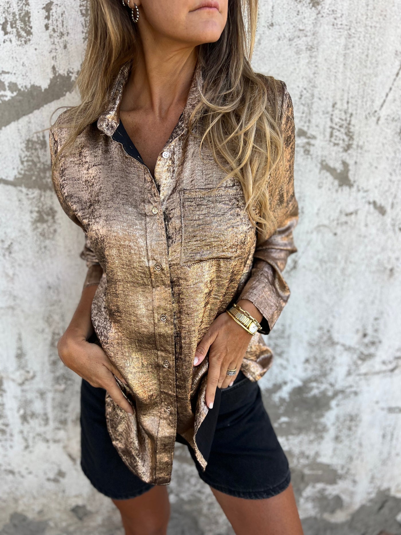 Bluse mit Glanz-Effekt | Brusttasche | Lässiger Hemdblusenstil