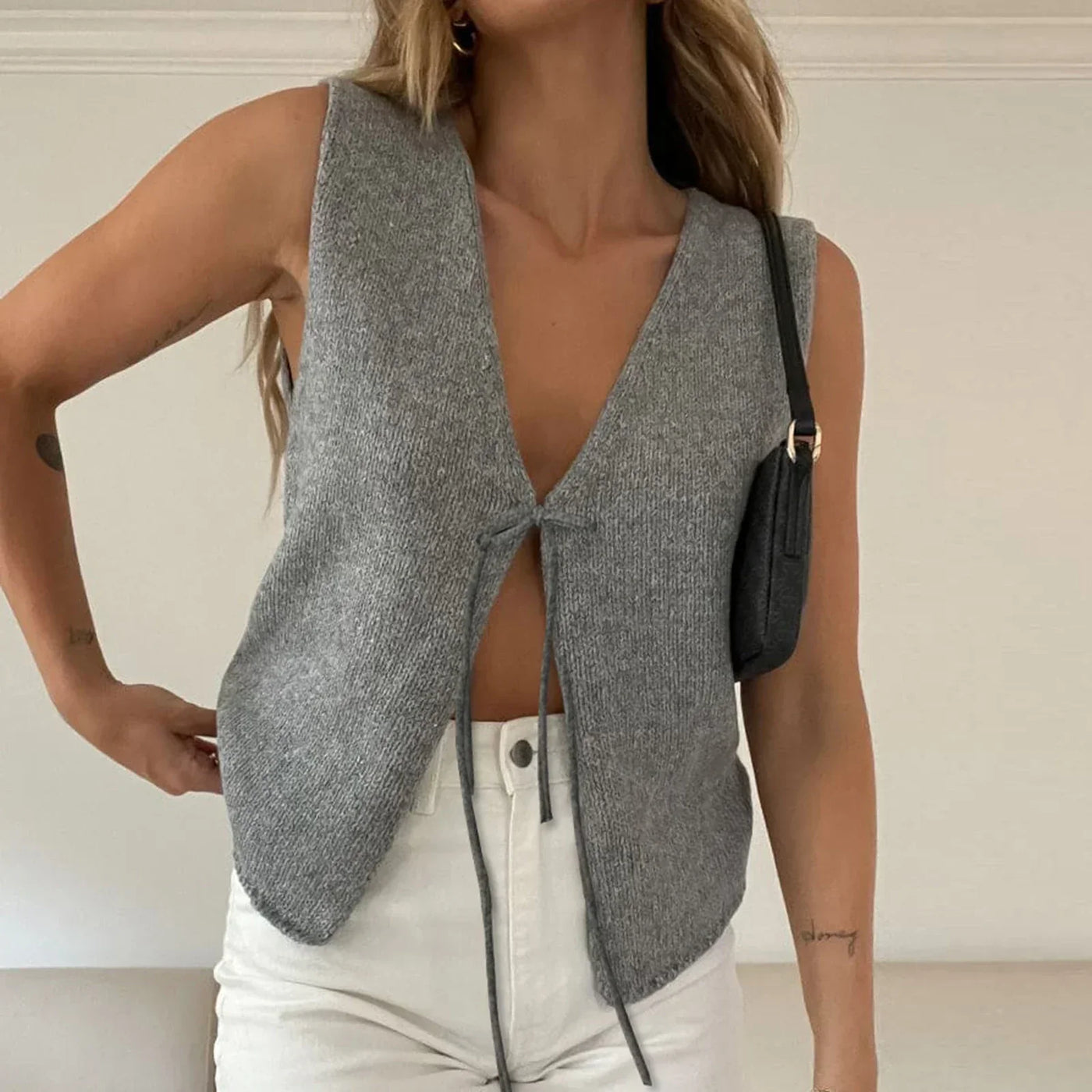 Strickweste mit Schnürung | Ärmellos | Moderner Minimalismus