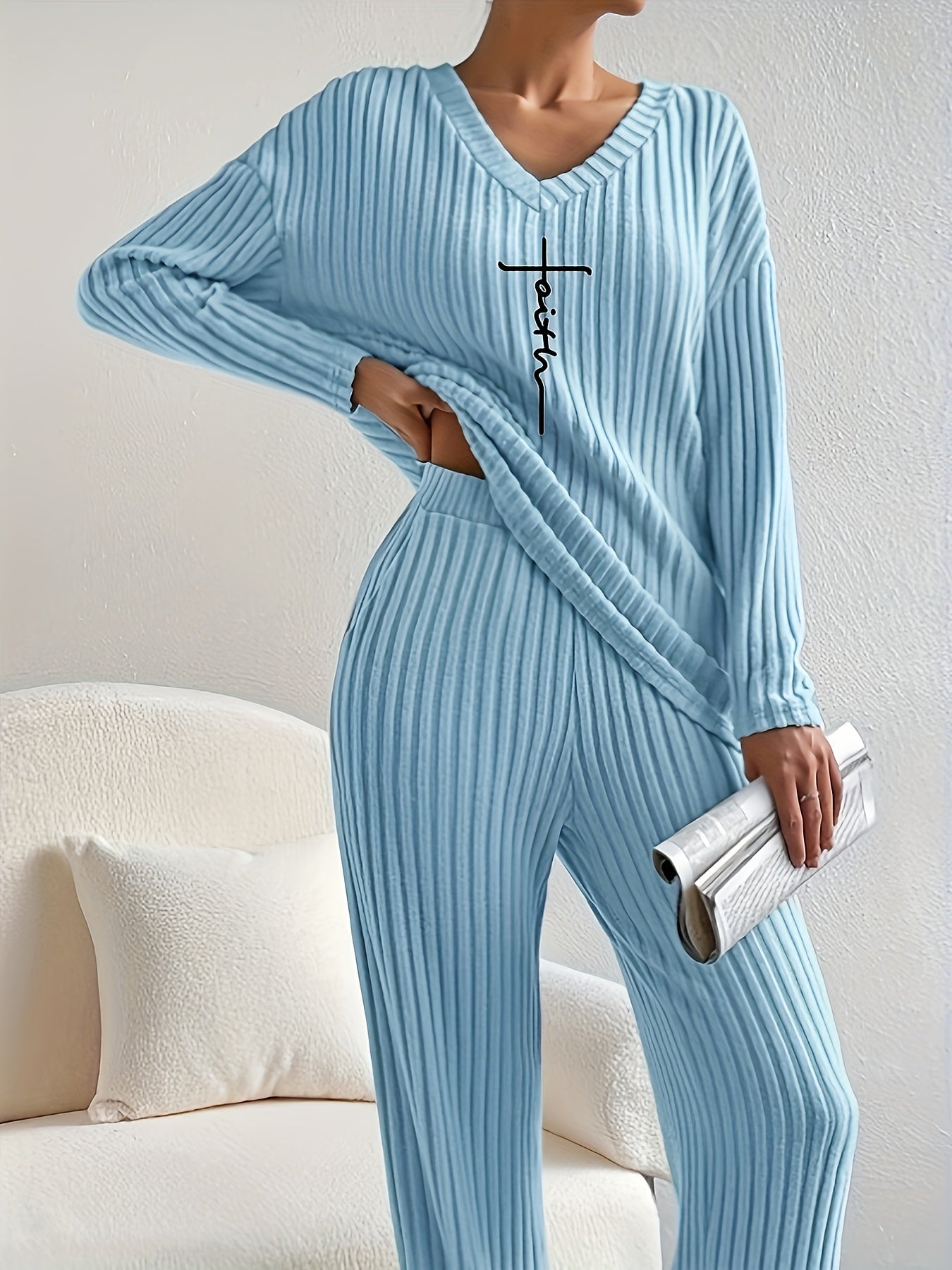 Stilvolles V-Ausschnitt-Geripptes Oberteil Mit "Faith"-Print Und Hosen-Set Für Damen | Ideal für Outdoor-Aktivitäten