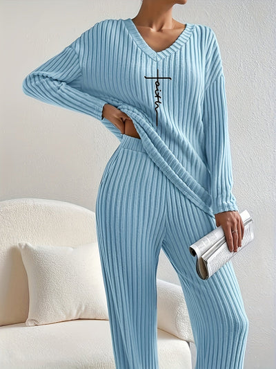 Stilvolles V-Ausschnitt-Geripptes Oberteil Mit "Faith"-Print Und Hosen-Set Für Damen | Ideal für Outdoor-Aktivitäten