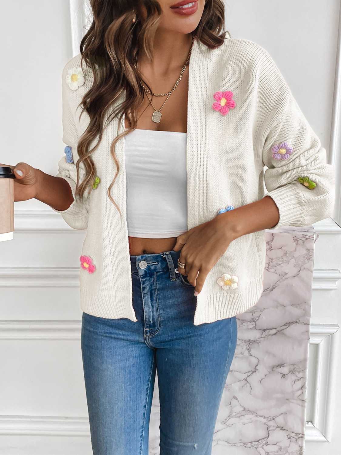Strickjacke mit Blumen | Femininer Touch | Lässiger Chic