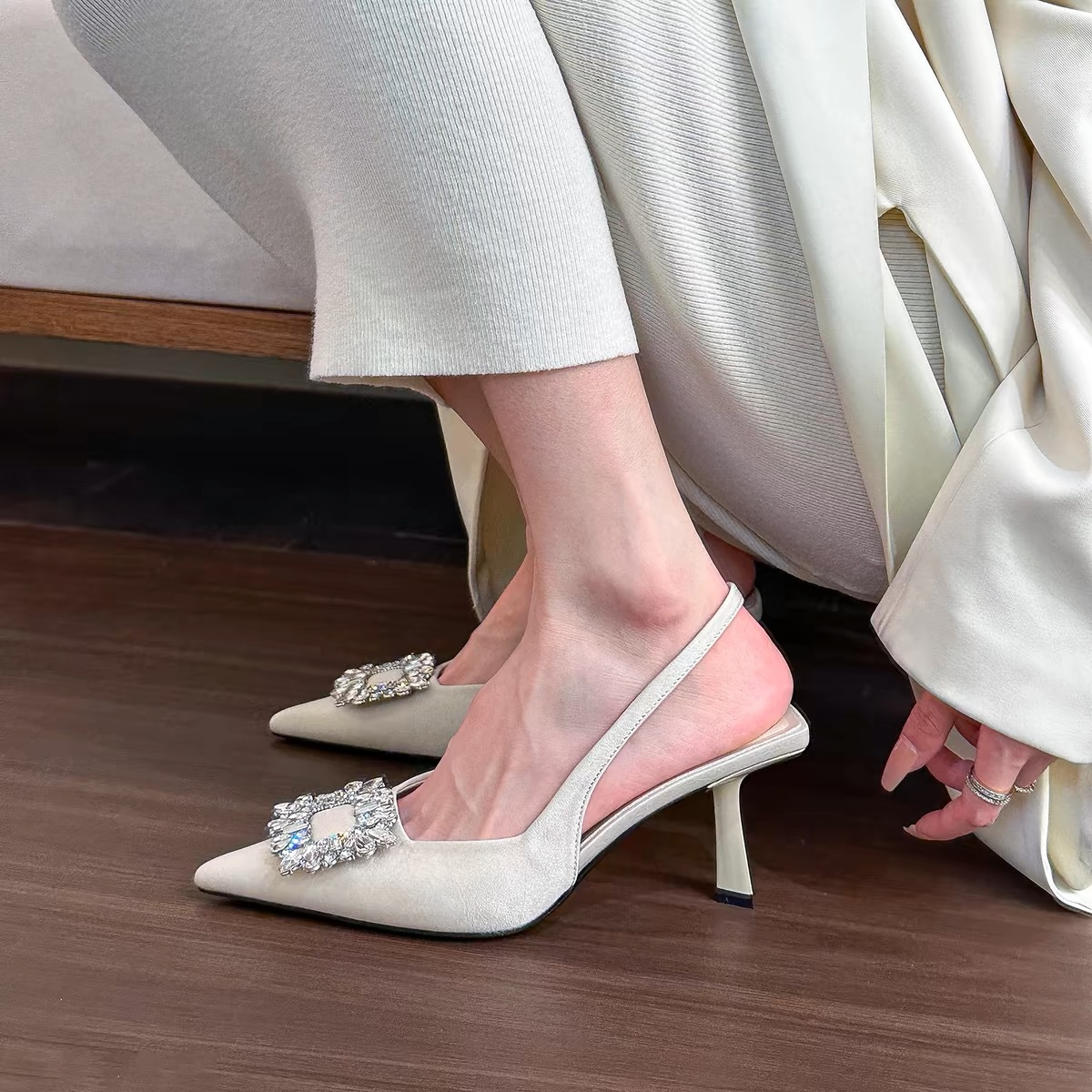 Clarissa - Spitze High Heels mit Strassdetails