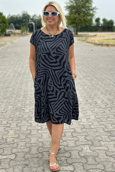 Luftiges Sommerkleid | Gerader Schnitt | Dezentes Muster