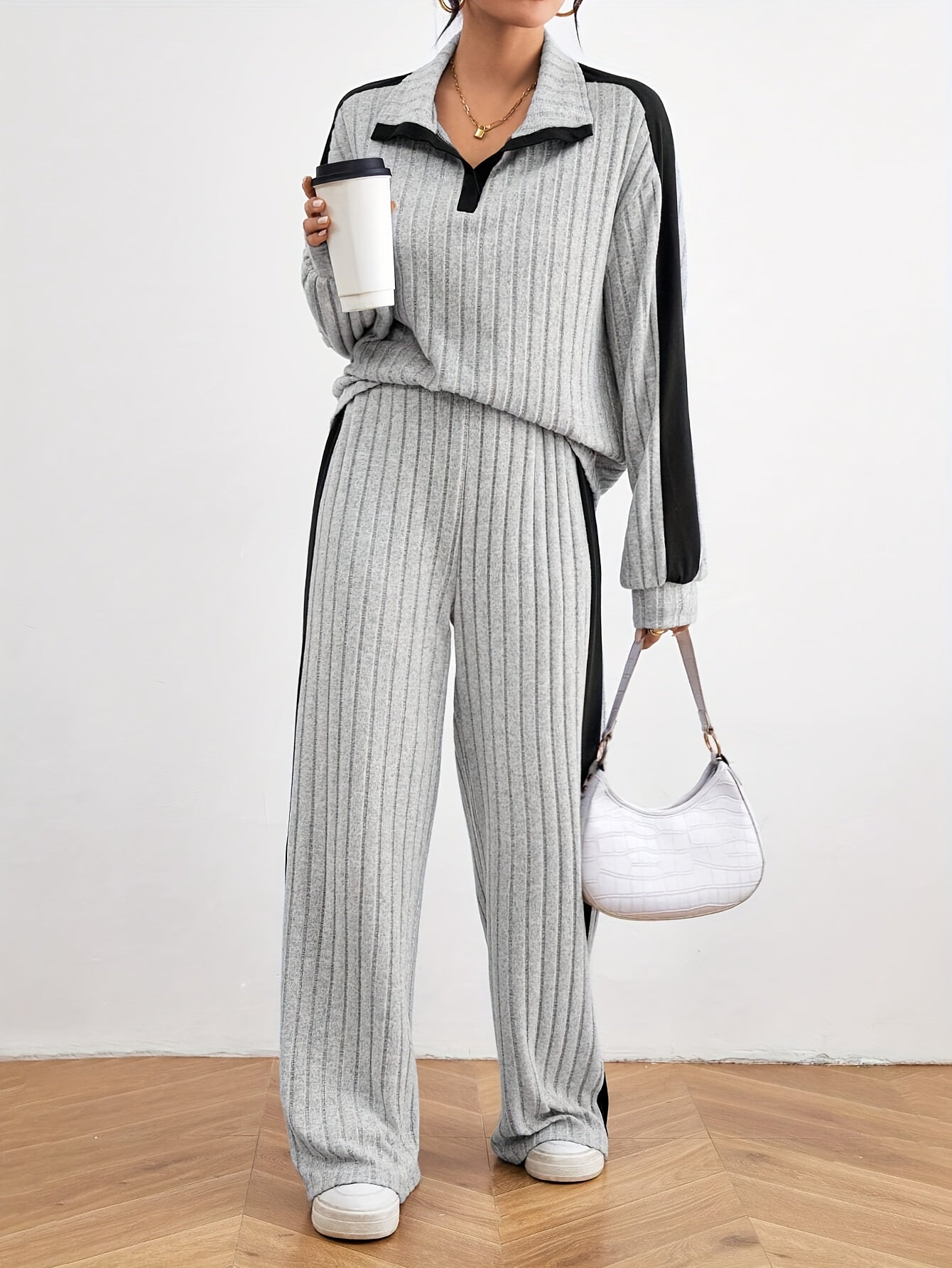 Stilvolles Oberteil Mit Überschnittenen Schultern Pullover & Weitgeschnittene Jogginghose Outfit Für Damen | Ideal für Herbst/Winter