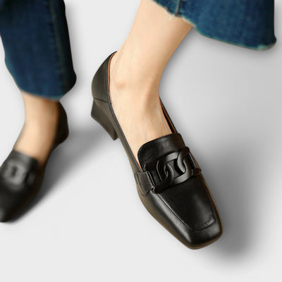 Almira – Elegante Loafers mit Statement-Kette