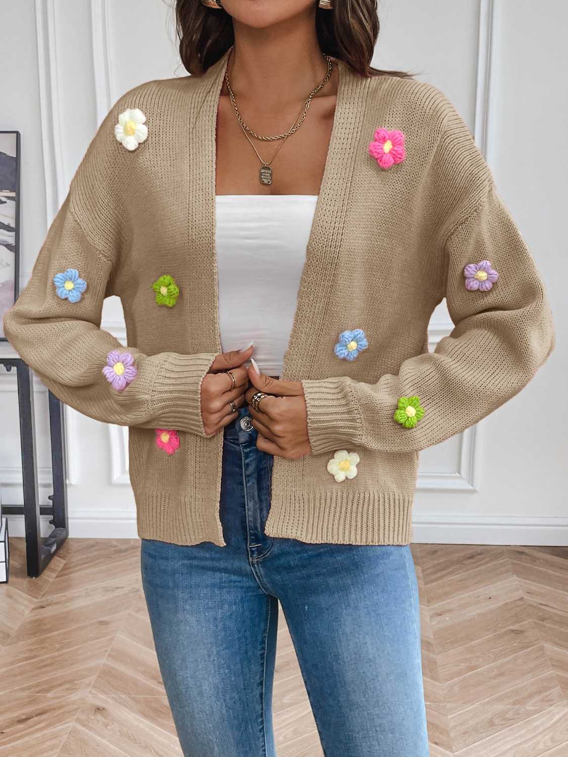 Strickjacke mit Blumen | Femininer Touch | Lässiger Chic