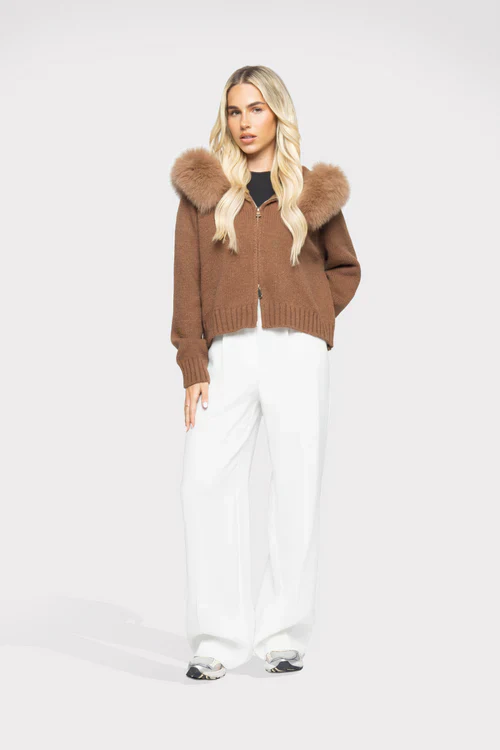 Strickjacke mit Kapuze & Kunstpelz | Kuscheliger Chic | Stilvoll gewärmt