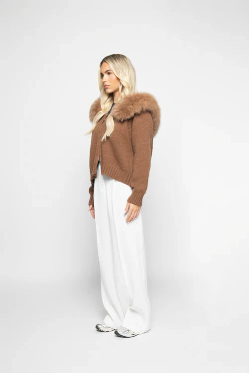 Strickjacke mit Kapuze & Kunstpelz | Kuscheliger Chic | Stilvoll gewärmt
