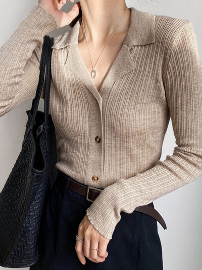 Strickjacke mit Kragen | Feiner Rippenstrick | Zeitlose Eleganz
