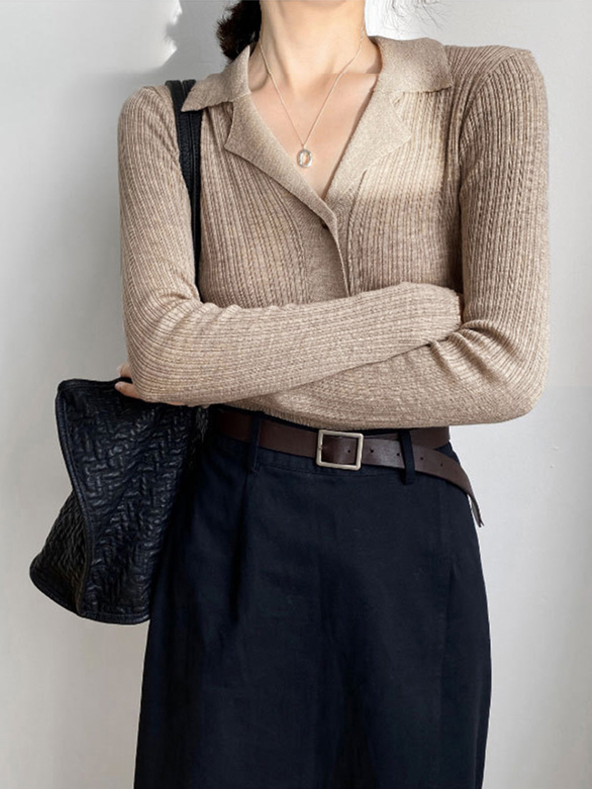 Strickjacke mit Kragen | Feiner Rippenstrick | Zeitlose Eleganz