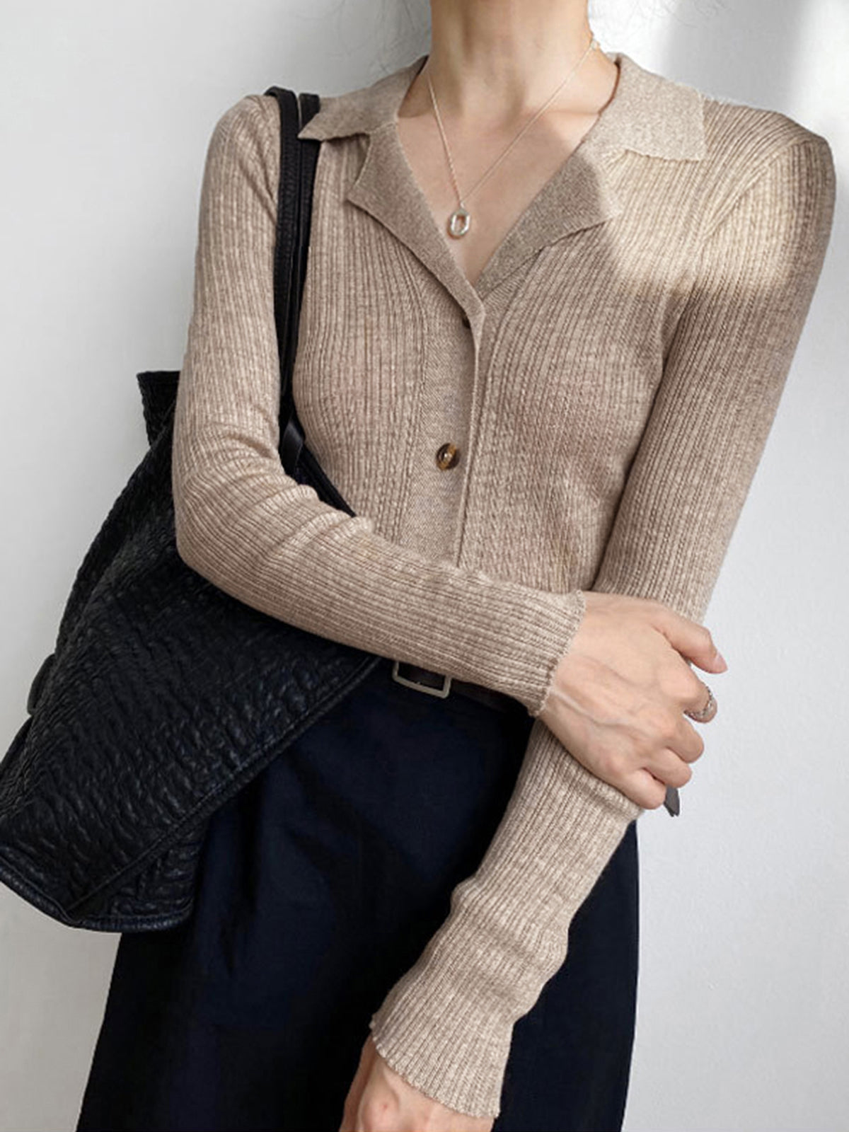 Strickjacke mit Kragen | Feiner Rippenstrick | Zeitlose Eleganz
