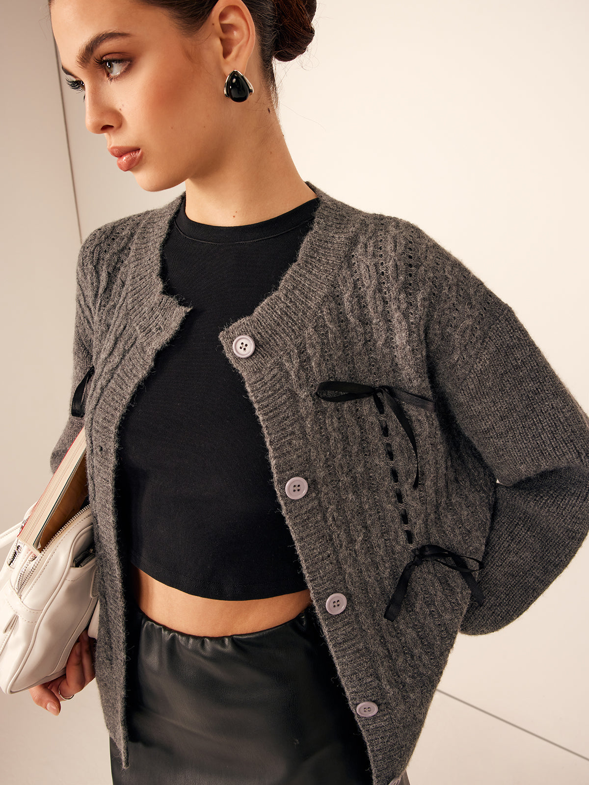 Strickjacke mit Zierschleifen | Strukturmuster | Feminine Details