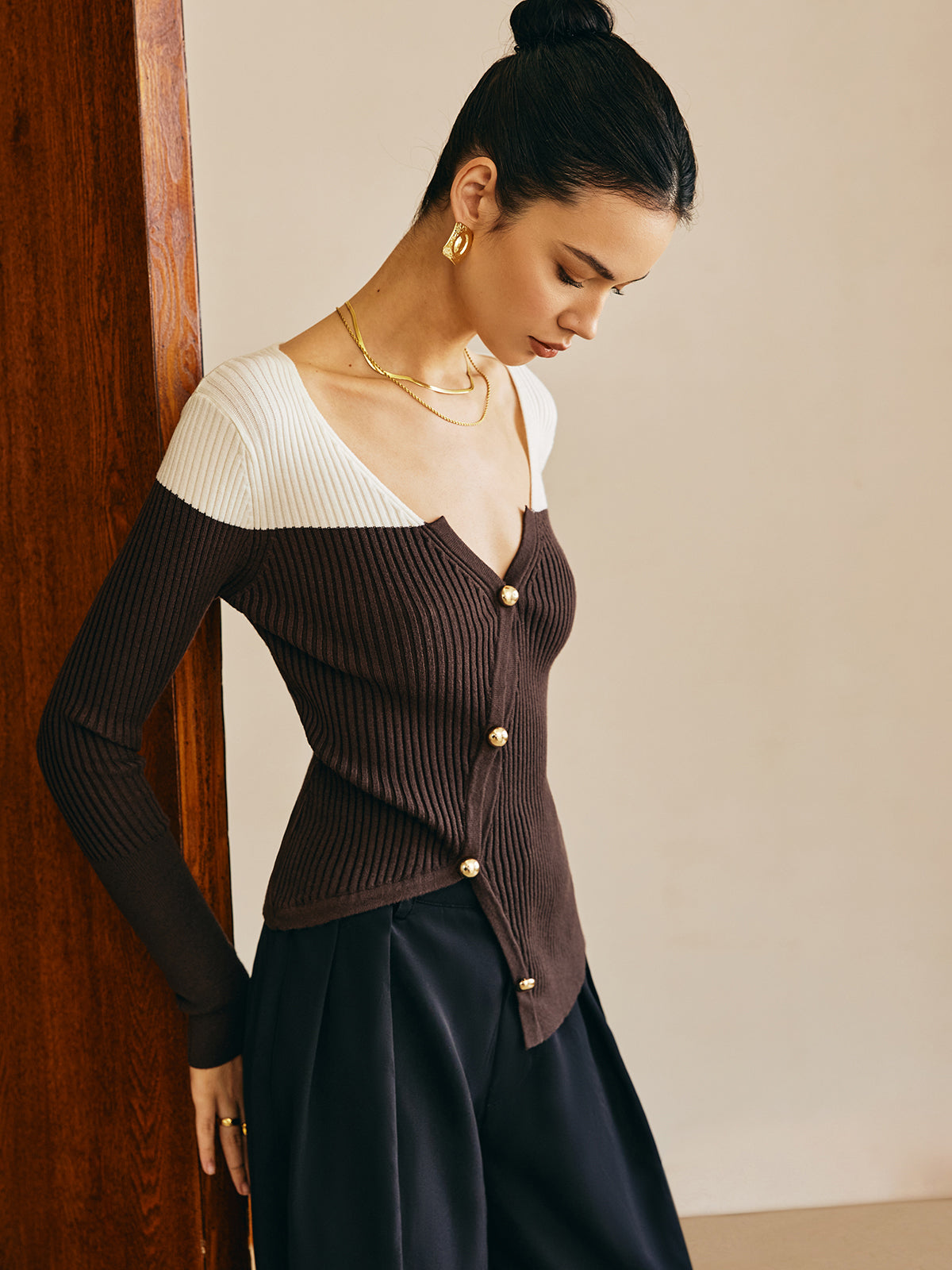 Strickjacke mit Kontrastpasse | Figurbetonter Schnitt | Eleganter Knopfverschluss