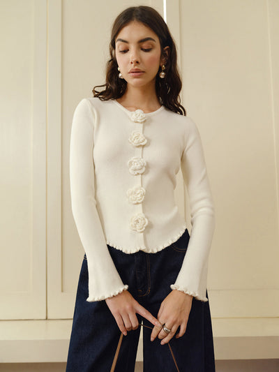 Strickjacke mit Blumenknöpfen | Schmale Passform | Romantischer Stil