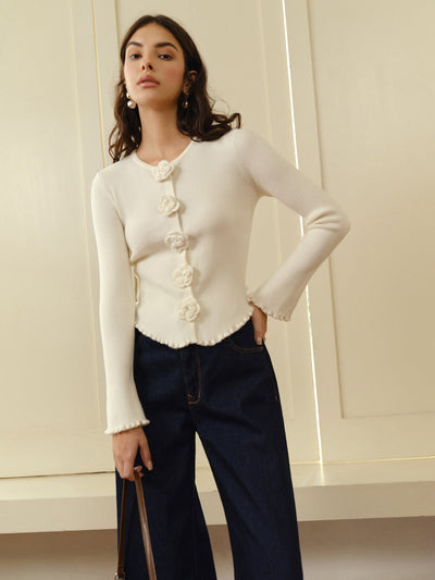 Strickjacke mit Blumenknöpfen | Schmale Passform | Romantischer Stil