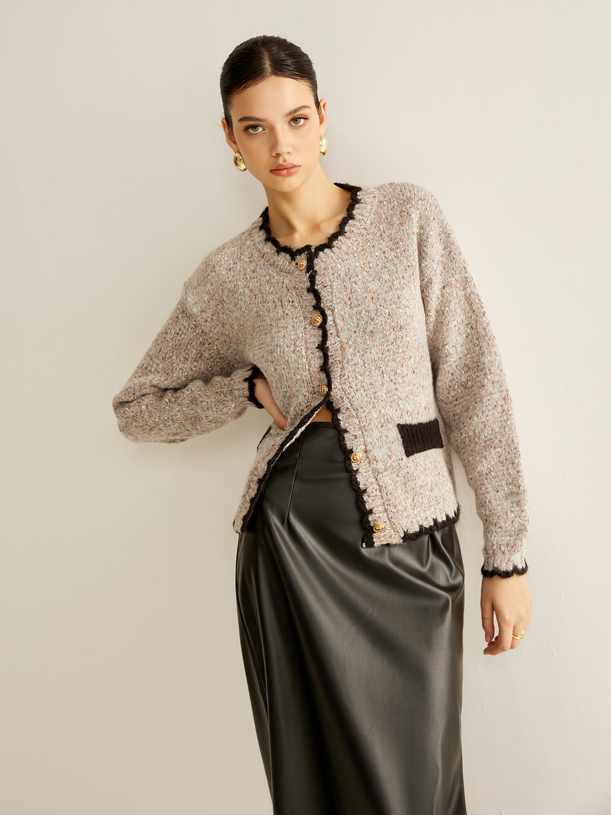 Bouclé-Cardigan mit Zierknöpfen | Kontrastdetails | Strukturierter Schnitt