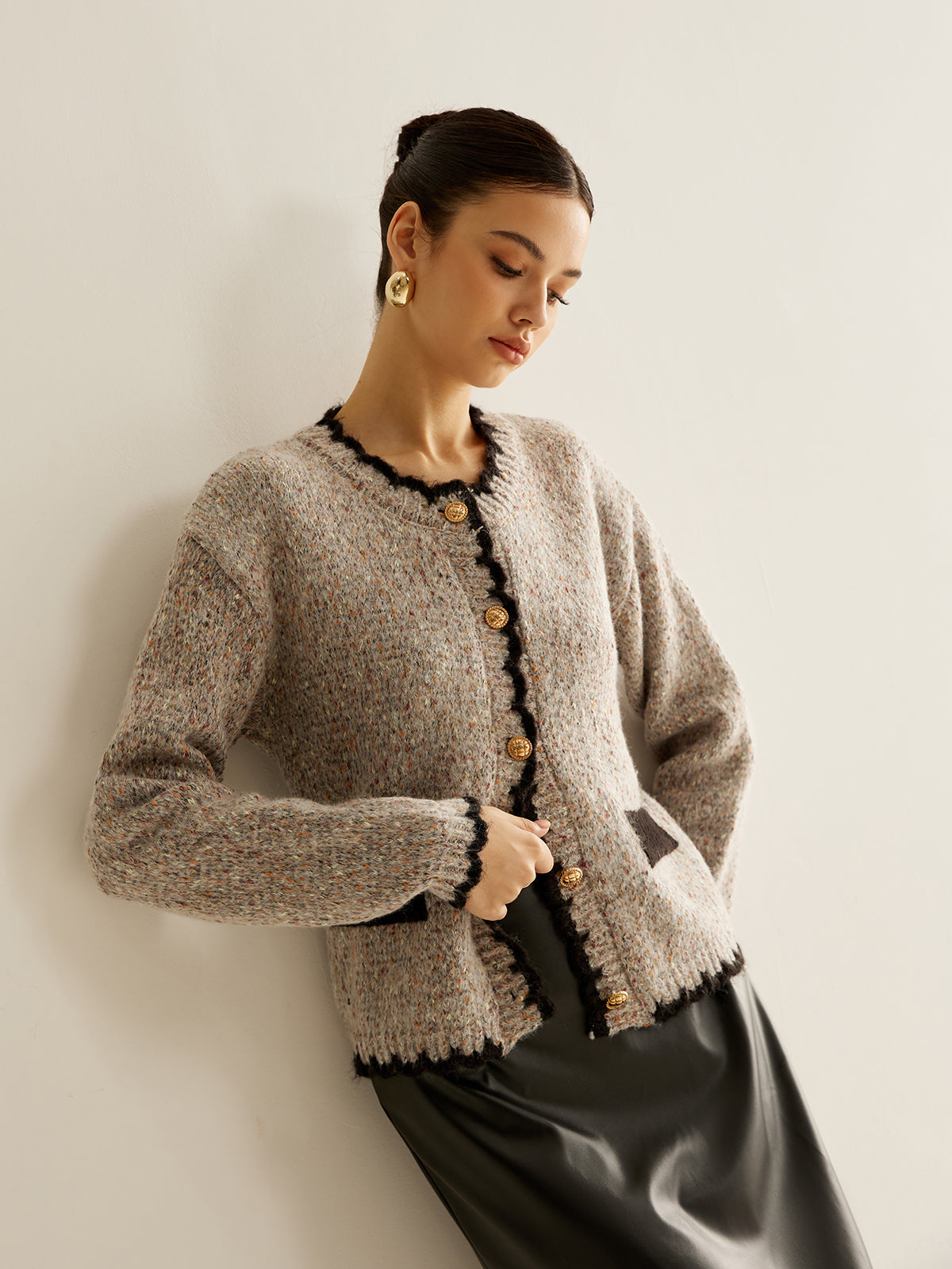 Bouclé-Cardigan mit Zierknöpfen | Kontrastdetails | Strukturierter Schnitt