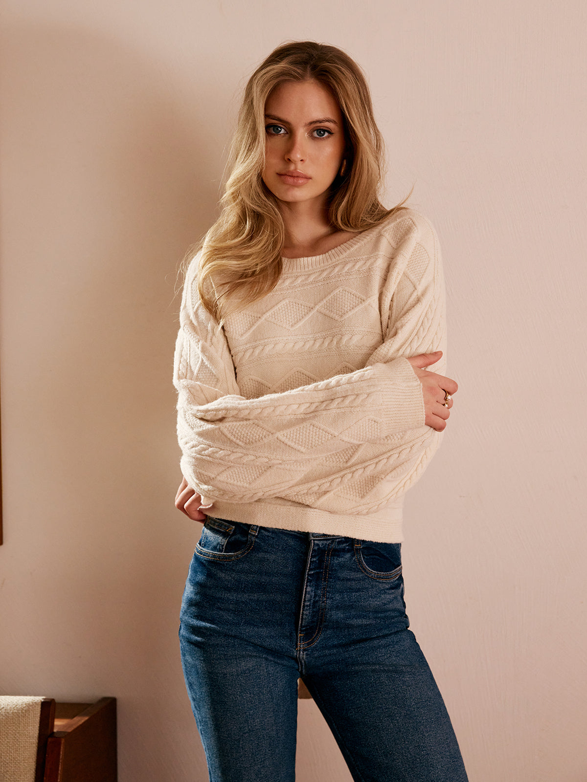 Stylischer Strickpullover Damen | Rückenausschnitt & Zierliches Bindeband