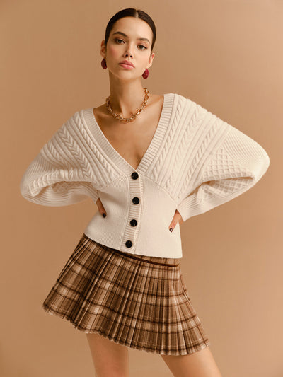 Strickjacke mit Zopfmuster | Tiefer V-Ausschnitt | Figurbetonter Schnitt