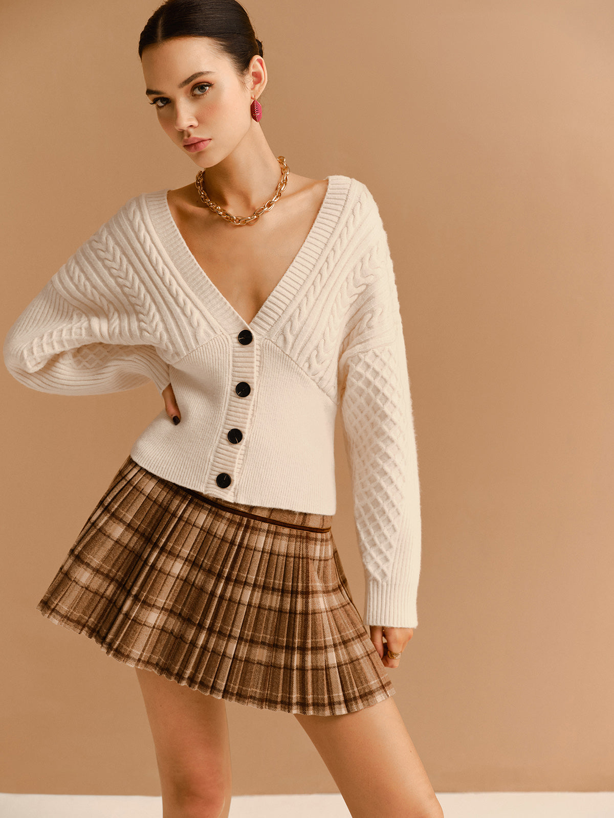 Strickjacke mit Zopfmuster | Tiefer V-Ausschnitt | Figurbetonter Schnitt