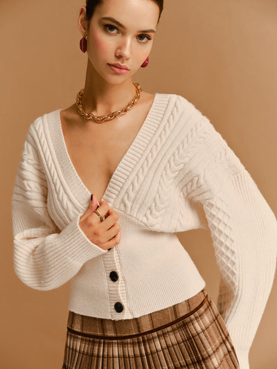 Strickjacke mit Zopfmuster | Tiefer V-Ausschnitt | Figurbetonter Schnitt