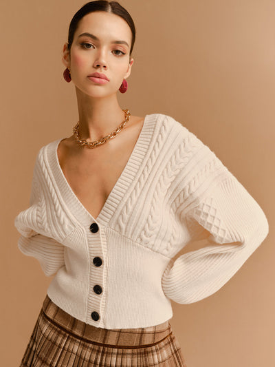 Strickjacke mit Zopfmuster | Tiefer V-Ausschnitt | Figurbetonter Schnitt