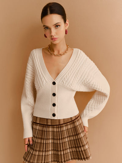 Strickjacke mit Zopfmuster | Tiefer V-Ausschnitt | Figurbetonter Schnitt