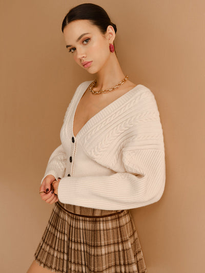 Strickjacke mit Zopfmuster | Tiefer V-Ausschnitt | Figurbetonter Schnitt