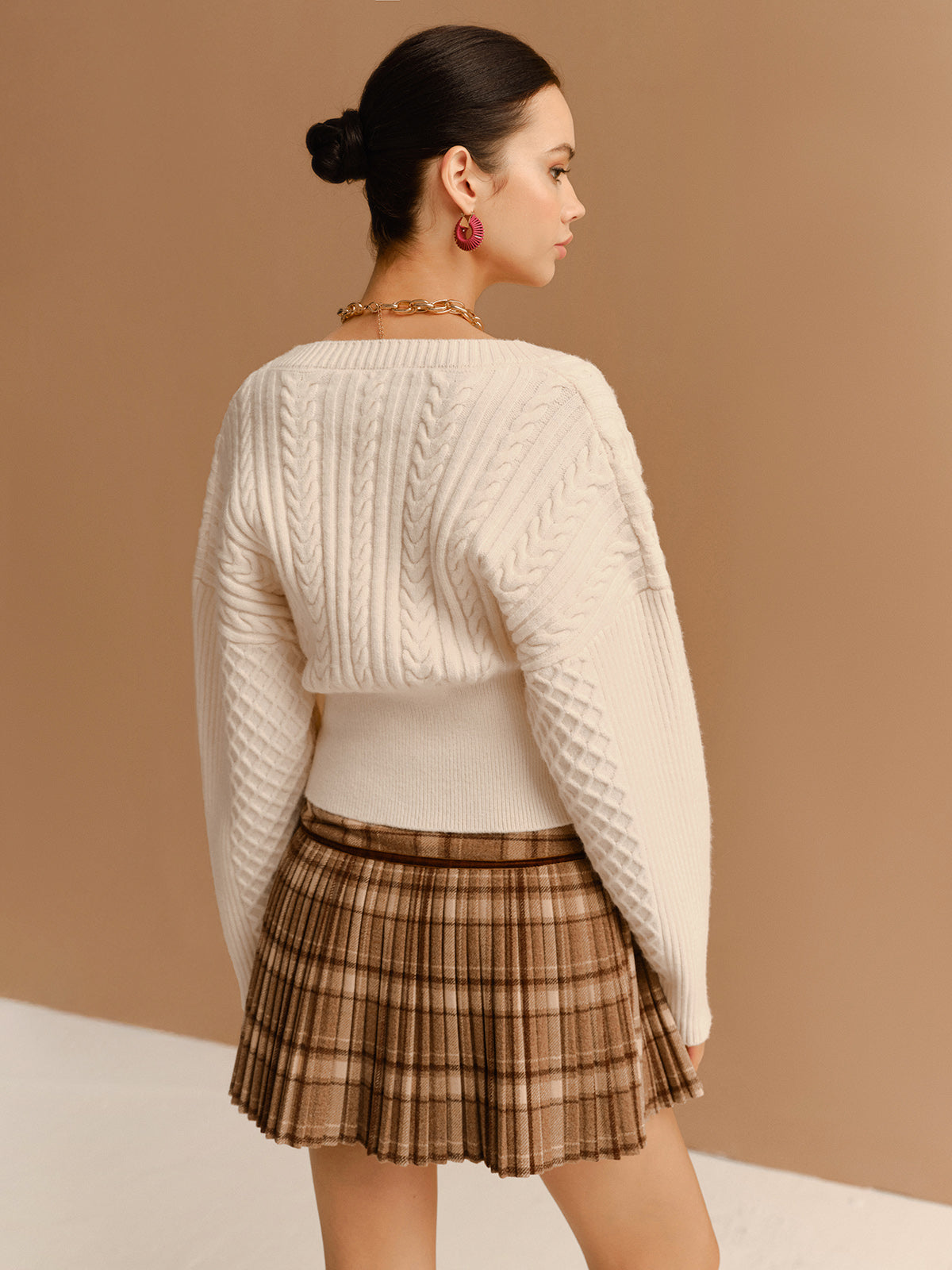 Strickjacke mit Zopfmuster | Tiefer V-Ausschnitt | Figurbetonter Schnitt