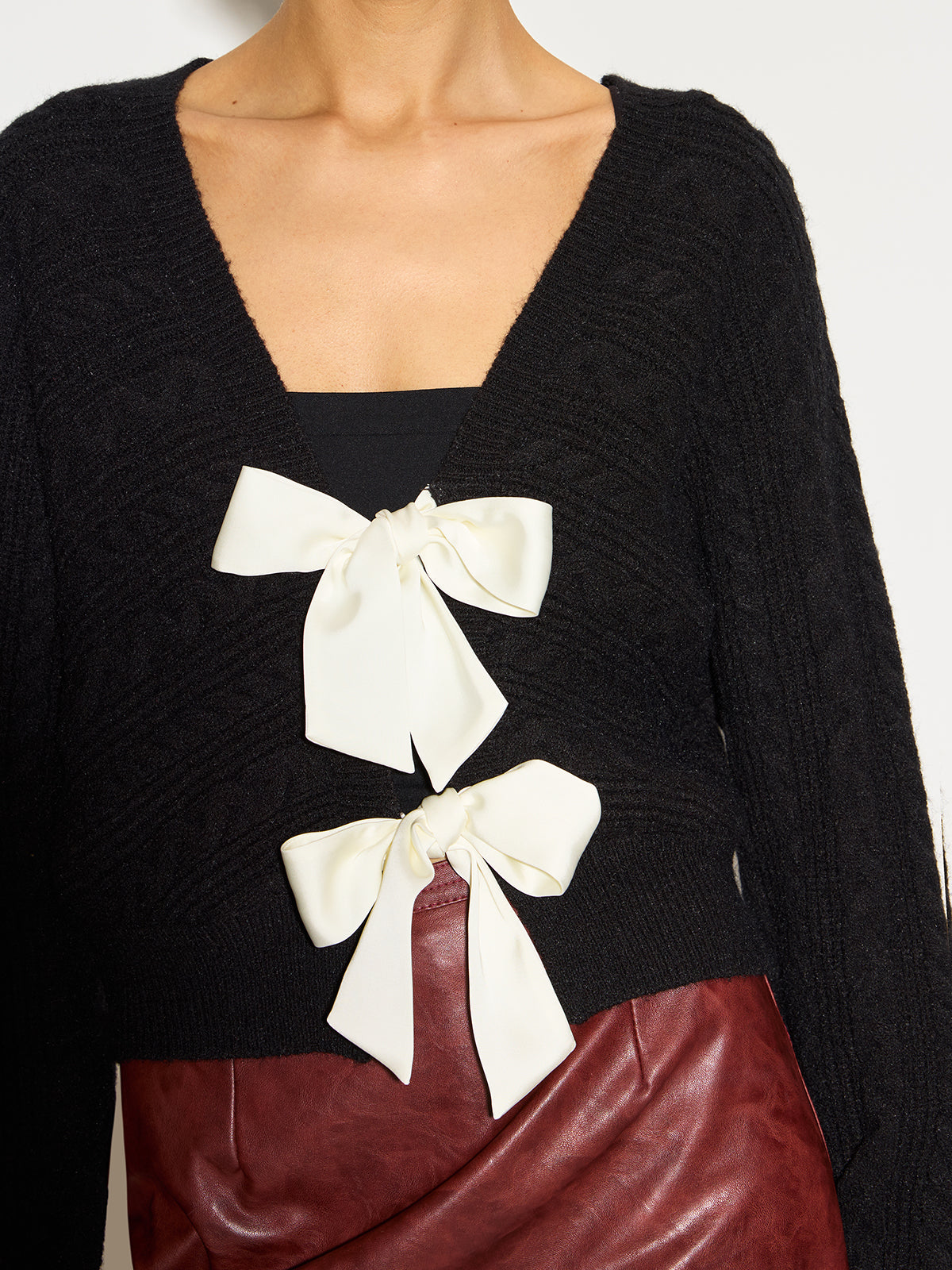 Strickcardigan mit Schleifenverschluss | V-Ausschnitt | Cropped-Design