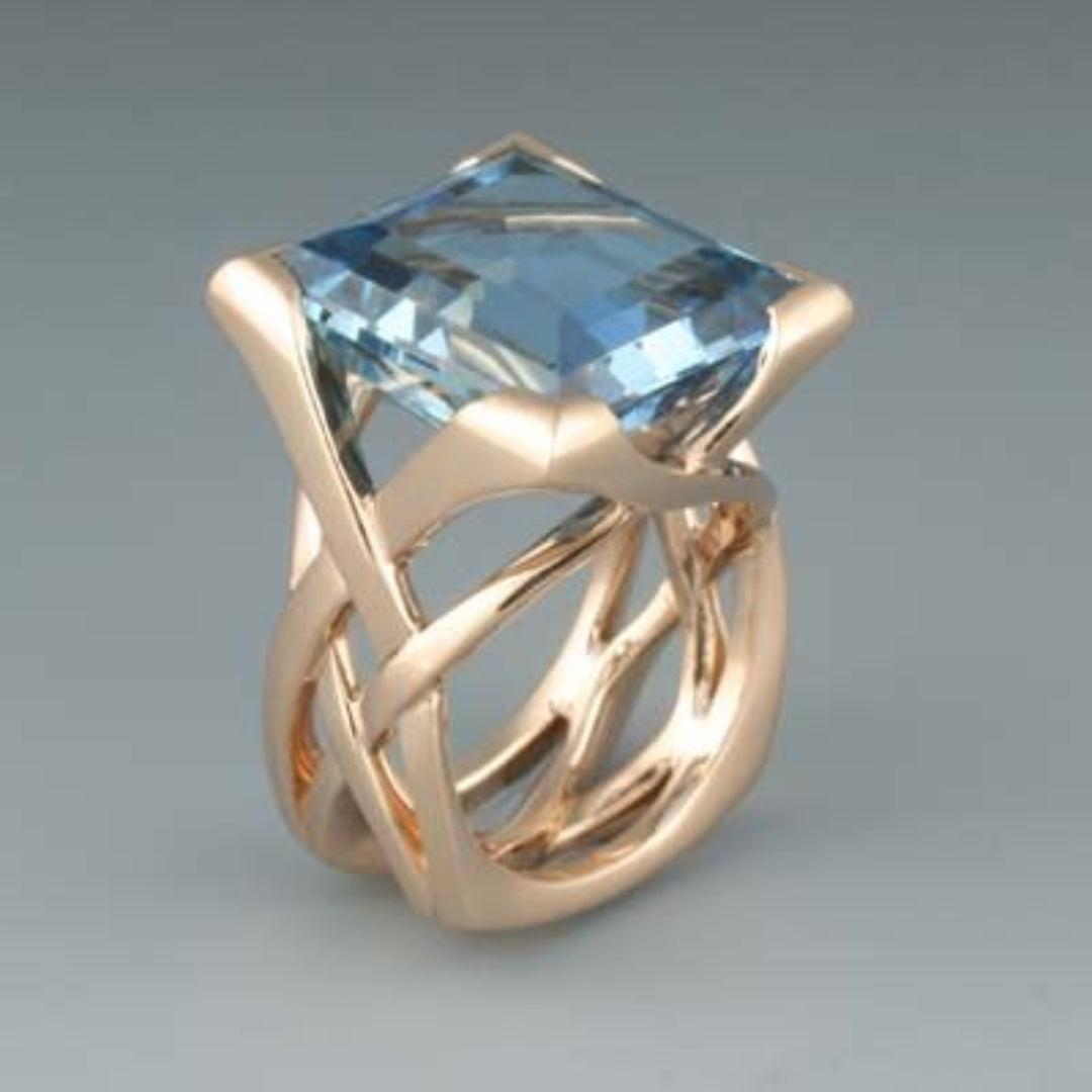 Vintage-Ring aus Roségold und blauer Zirkonia