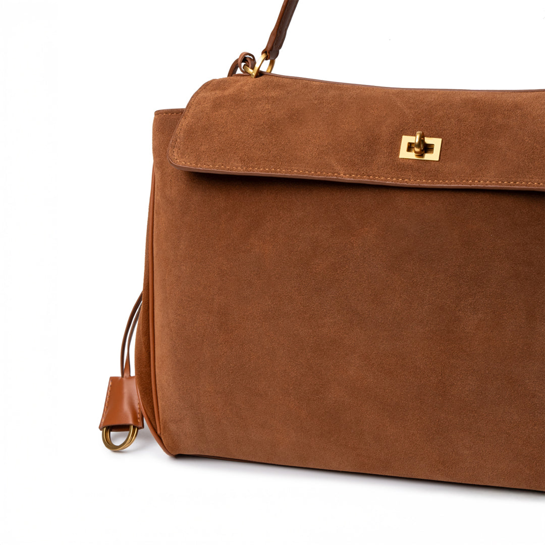 Clara – Elegante Damenhandtasche aus dunkelbraunem Wildleder mit goldfarbenem Drehverschluss