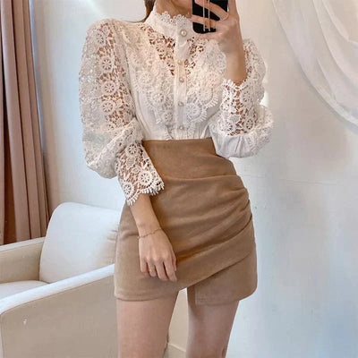 Damenbluse mit Blumenmuster und hohem Ausschnitt