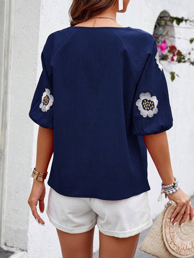 Bluse mit Blumenstickerei | V-Ausschnitt | Sommerlich & Feminin