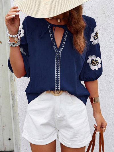 Bluse mit Blumenstickerei | V-Ausschnitt | Sommerlich & Feminin