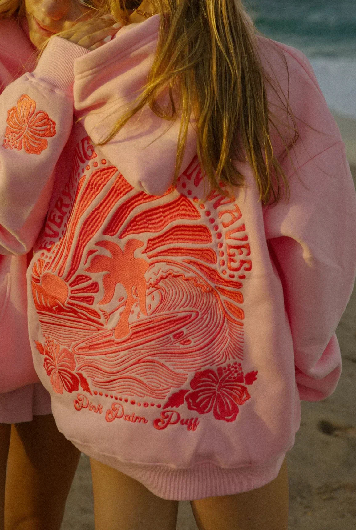 Damen Hoodie mit Strandmotiv – Bequemer Kapuzenpullover in Rosa oder Blau mit Sonnenuntergangs-Print