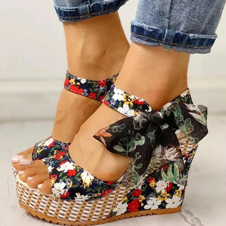 Damen Keilabsatz Sandalen mit Blumenmuster in Elegant-Trend