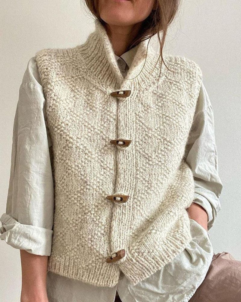 Strickweste mit Holzknöpfen | Hochgeschlossen | Handstrick-Optik