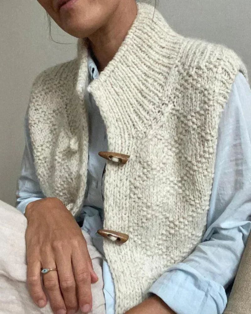 Strickweste mit Holzknöpfen | Hochgeschlossen | Handstrick-Optik