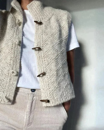 Strickweste mit Holzknöpfen | Hochgeschlossen | Handstrick-Optik