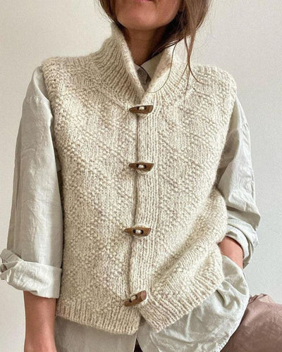 Strickweste mit Holzknöpfen | Hochgeschlossen | Handstrick-Optik