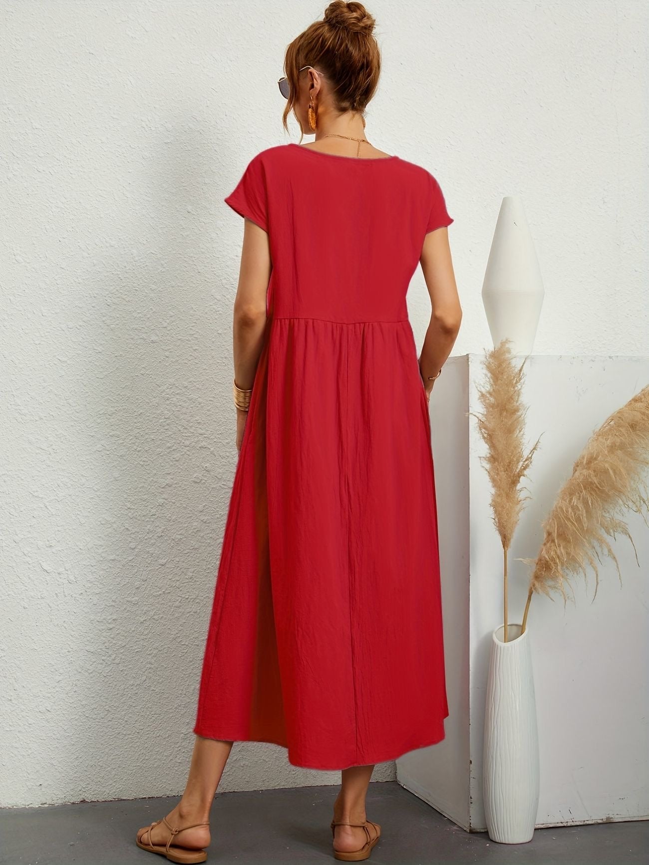 Damenkleid mit Rundhalsausschnitt