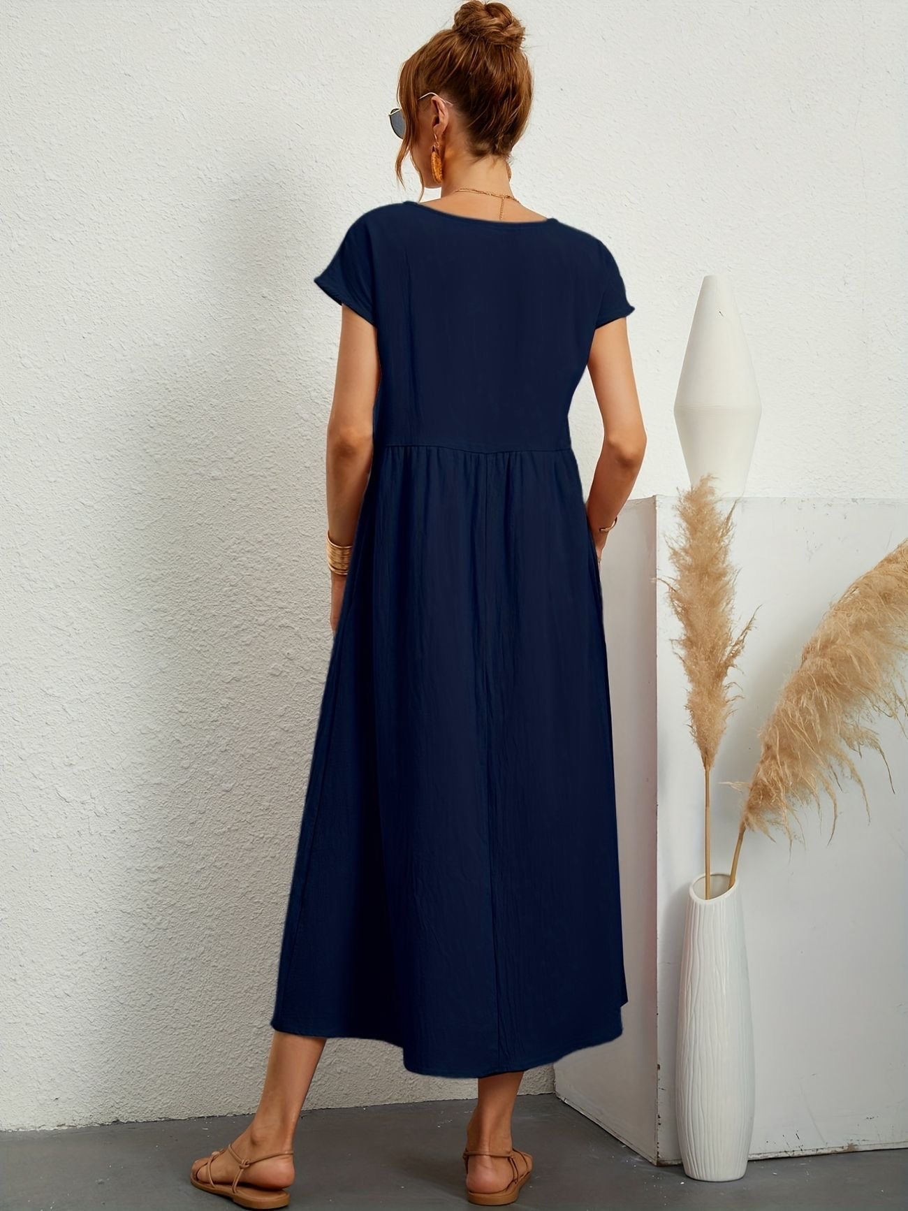Damenkleid mit Rundhalsausschnitt